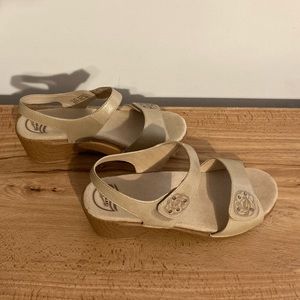 Dansko Sonnet Beige Leather Rose Floral Flower Stud Ankle Strap Clog Block Plat